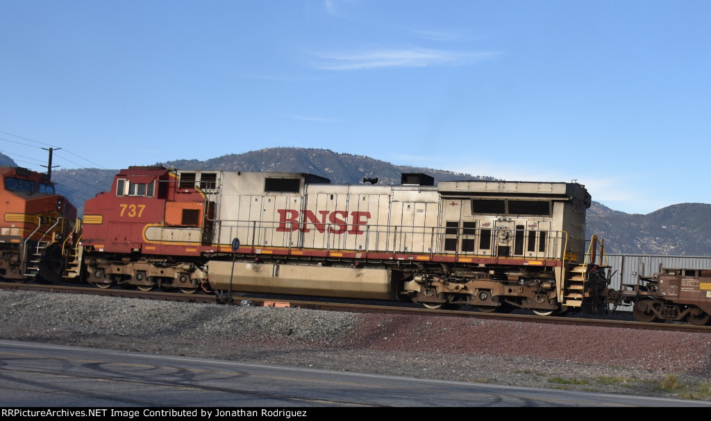 BNSF 737